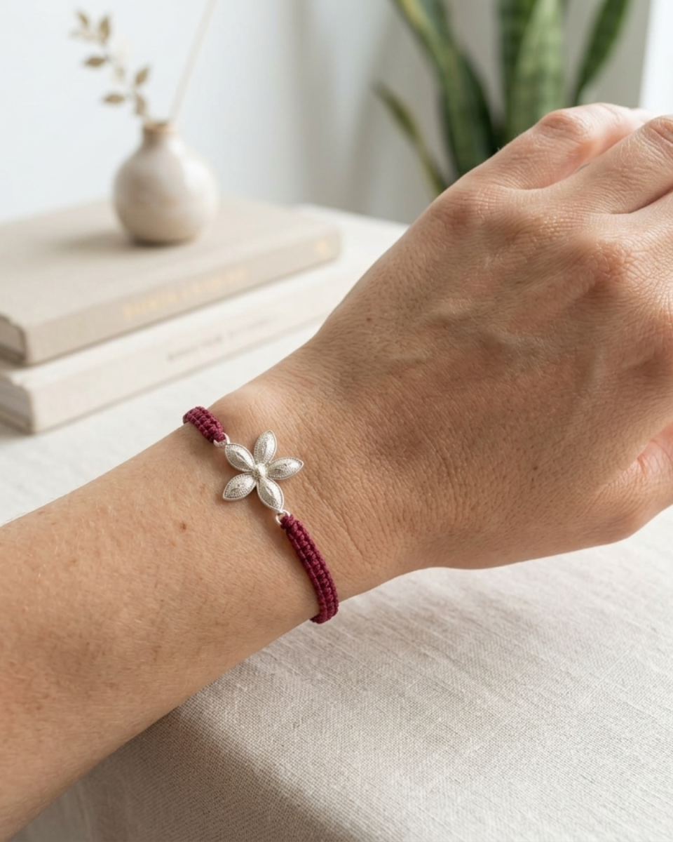 Imagen del producto Pulsera Flor en Filigrana con Macramé Vinotinto